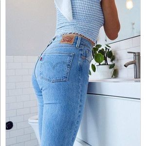 LEVI’S LIGHT WASH DISTRESSED BOYFRIEND JEANS